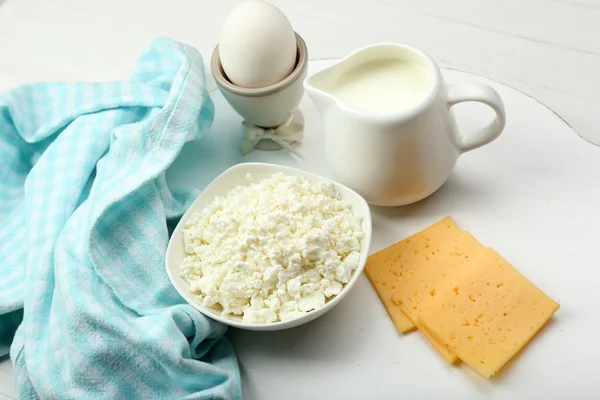 Leckeres Frühstück mit Milch, Ei und Quark — Stockfoto