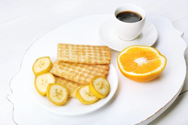 Läcker frukost med kaffe, kakor och frukt — Stockfoto