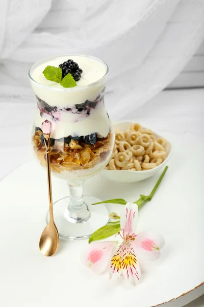 原味酸奶配新鲜浆果木制的桌子上 — 图库照片