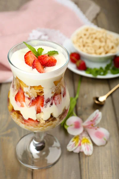 Naturjoghurt mit frischen Beeren auf Holztisch — Stockfoto