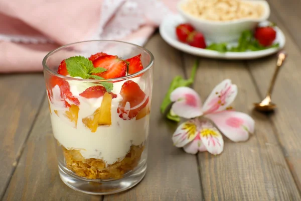 Yogur natural con bayas frescas sobre mesa de madera — Foto de Stock