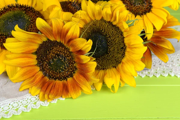 Beaux tournesols en pichet sur serviette sur table close up — Photo
