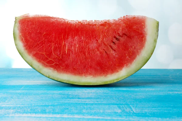 Čerstvý plátek melounu na modrém pozadí — Stock fotografie