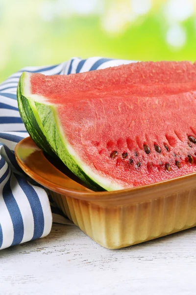 Fatia fresca de melancia na mesa ao ar livre, de perto — Fotografia de Stock