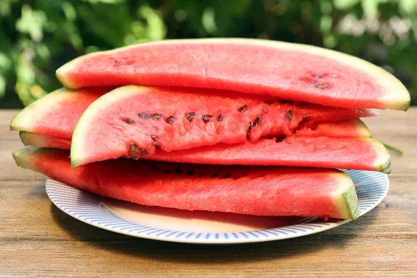 Frische Scheibe Wassermelone auf dem Tisch im Freien, Nahaufnahme — Stockfoto