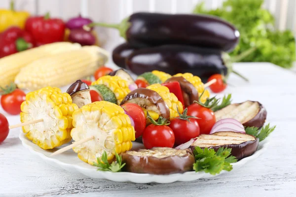 Verduras en rodajas en picos en plato en primer plano de la mesa —  Fotos de Stock