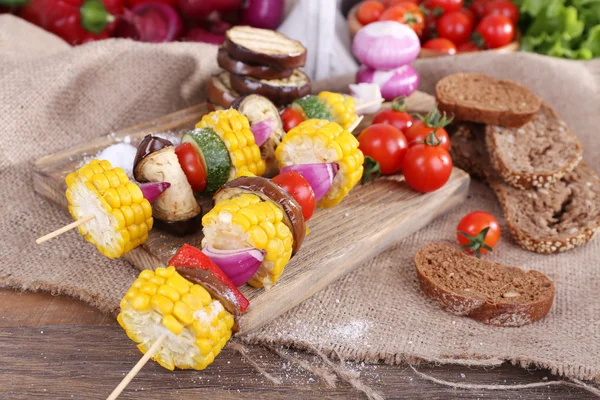 Légumes tranchés sur les pics à bord sur la table close-up — Photo