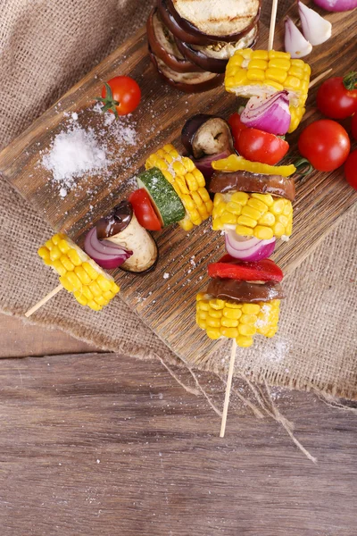 Légumes tranchés sur les pics à bord sur la table close-up — Photo