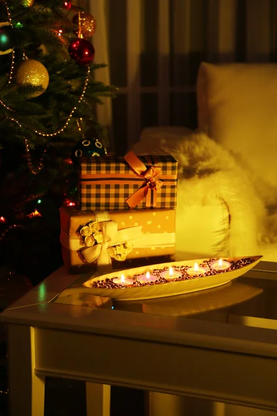 Acogedora composición navideña sobre fondo decorado árbol de Navidad — Foto de Stock