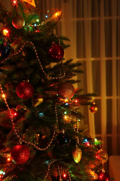 Árbol de Navidad decorado en el interior del hogar — Foto de Stock