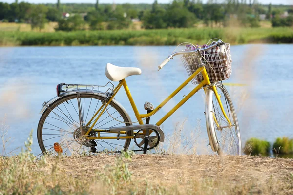 Cykel nära lake under solnedgången — Stockfoto