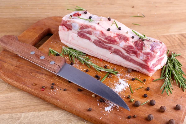 Syrové slaniny s kořením na dřevěný stůl — Stock fotografie