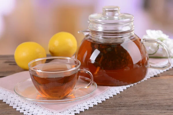 Bule e xícara de chá na mesa no fundo claro — Fotografia de Stock