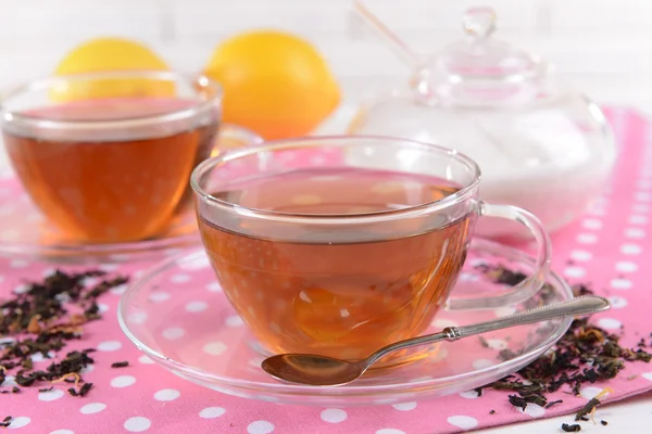 Xícaras de chá na mesa no fundo da parede de tijolo — Fotografia de Stock