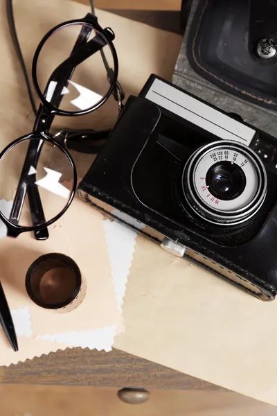 Cámara retro en la mesa con gafas — Foto de Stock