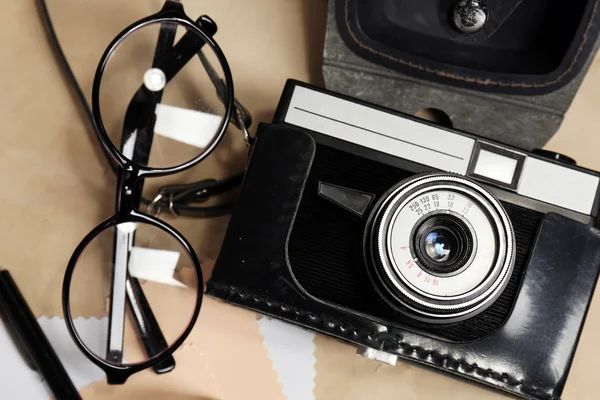 Ретро-камера на столе с очками — стоковое фото