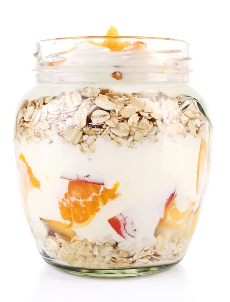 Gezond ontbijt - yoghurt met vers perzik en muesli geserveerd in glazen pot, geïsoleerd op wit — Stockfoto