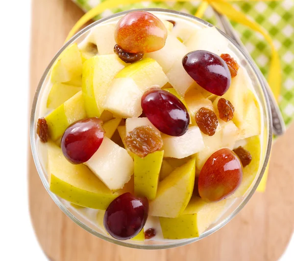 Zdravá snídaně - jogurt s čerstvým hroznovým a plátky jablek a müsli podávaná v skleněné mísy na dřevěný tác, izolované na bílém — Stock fotografie