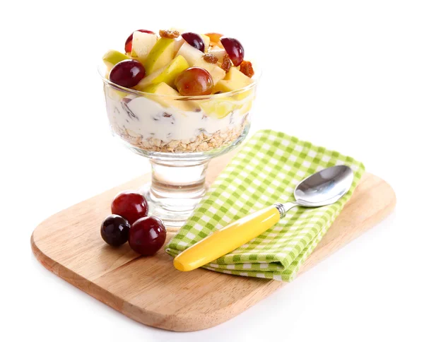 Desayuno saludable: yogur con rodajas de uva fresca y manzana y muesli servido en un recipiente de vidrio en una bandeja de madera, aislado en blanco — Foto de Stock