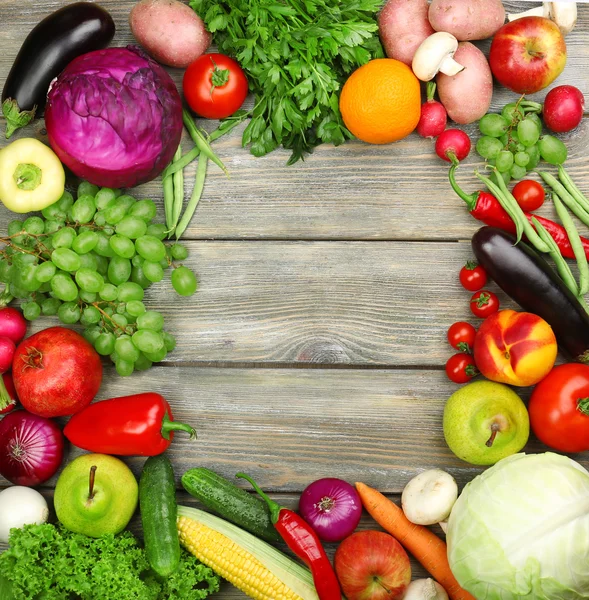 Nyári kerettel, friss organikus zöldségek — Stock Fotó
