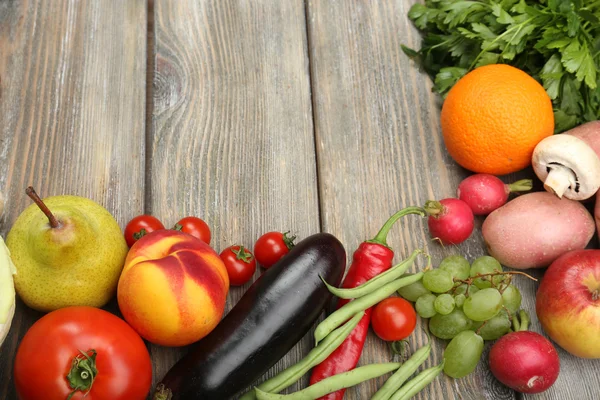 Zomer frame met verse biologische groenten — Stockfoto