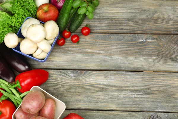 Літня рамка зі свіжими органічними овочами — стокове фото