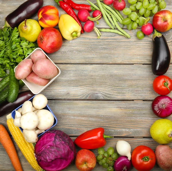 Cadre d'été avec légumes bio frais — Photo