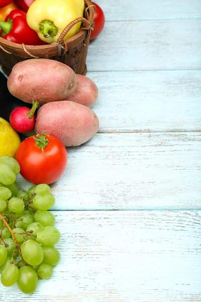 Zomer frame met verse biologische groenten — Stockfoto