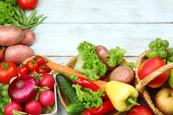 Zomer frame met verse biologische groenten — Stockfoto