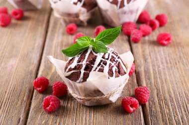 lezzetli kek ahududu üzerinde tablo yakın çekim ile