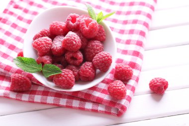 kase üzerinde tablo yakın çekim Olgun tatlı ahududu