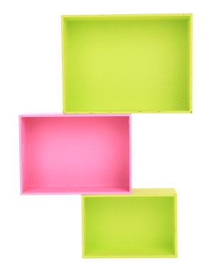 izole beyaz arka plan üzerinde renkli ahşap kutular