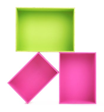 izole beyaz arka plan üzerinde renkli ahşap kutular