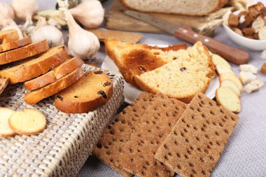 ev yapımı kruton mutfak masasında yakın çekim