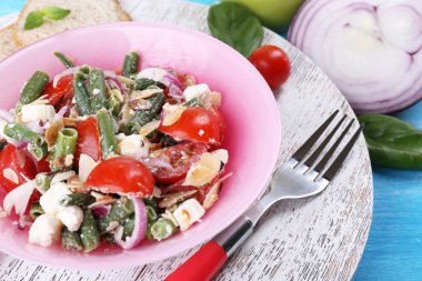 taze kahvaltı sebze salatası masaya servis oluşan