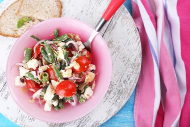 taze kahvaltı sebze salatası masaya servis oluşan