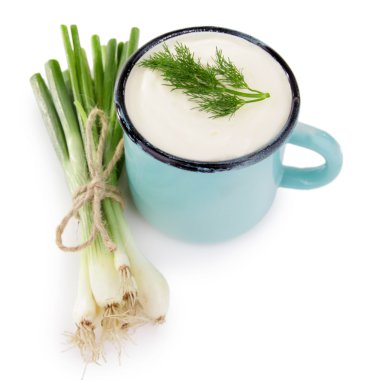 krem ve soğan izole beyaz zemin üzerine mavi metal kupa 