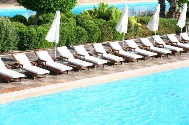 Yüzme Havuzu yanında salon şezlong