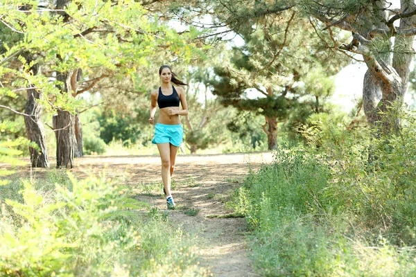 Mujer joven corriendo en el parque — Foto de Stock