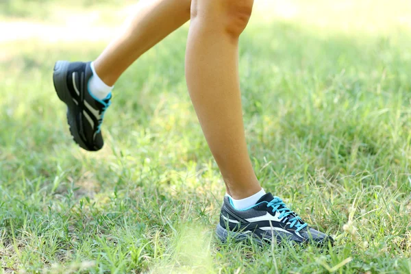 Runner feet on grass closeup — Stock Photo, Image