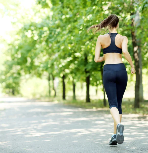 Jonge vrouw joggen in het park — Stockfoto