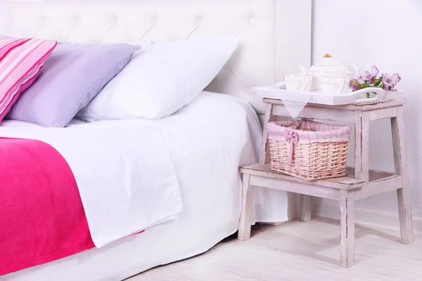 Удобная мягкая кровать — стоковое фото