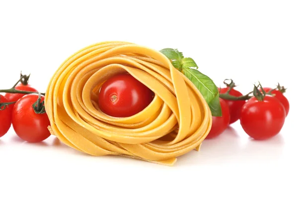 Pastas y tomates caseros crudos, aislados sobre blanco — Foto de Stock
