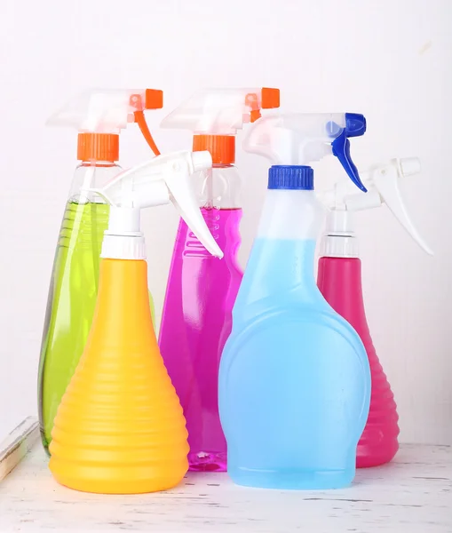 Produtos de limpeza na prateleira — Fotografia de Stock