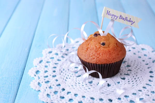 Blaubeer-Muffins auf farbigem Holzhintergrund — Stockfoto