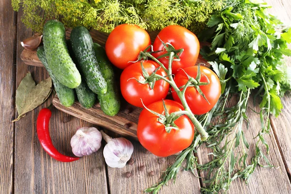 Свежие овощи с травами и специями на столе, крупным планом — стоковое фото
