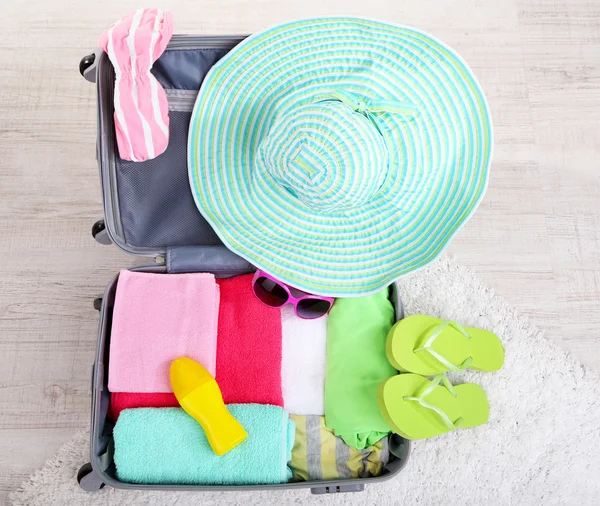 Resväska med saker för resande — Stockfoto