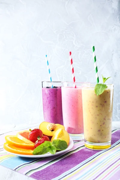 Delicioso smoothie na mesa, close-up — Fotografia de Stock