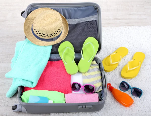 Maleta con cosas para viajar — Foto de Stock