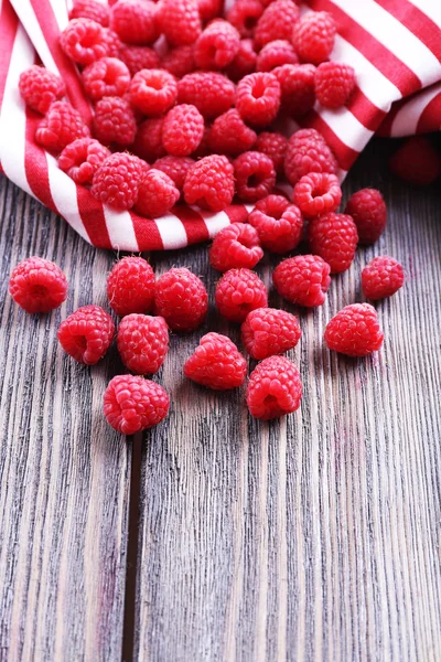 Ripe sweet raspberries on table close-up — Stock Photo, Image